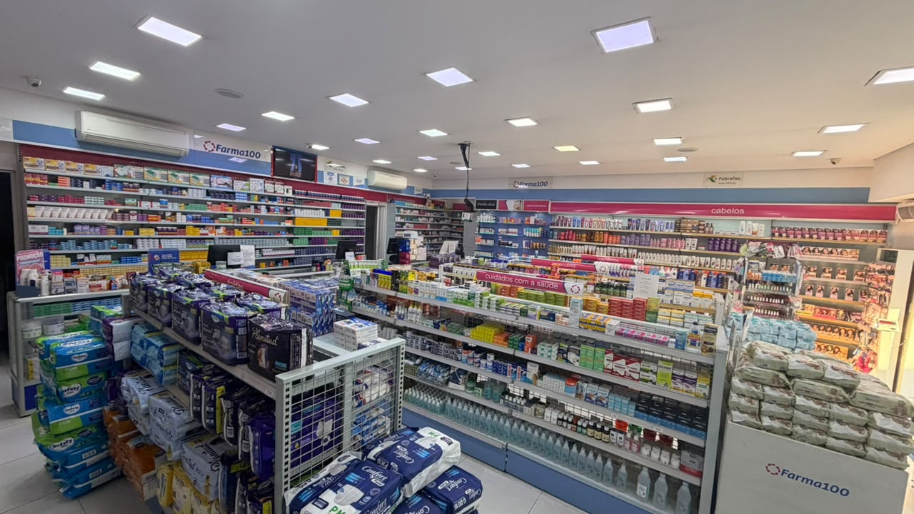 Interior com medicamentos, higiene e perfumaria
